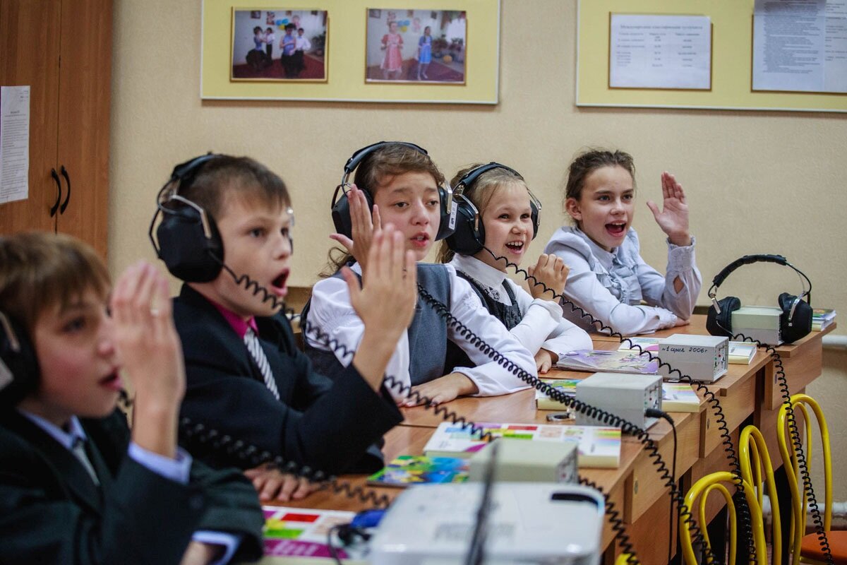 Специальные учреждения в россии. Школа для глухих и слабослышащих детей в Москве. Глухие дети в школе. Школа для глухонемых. Глухие и слабослышащие дети.