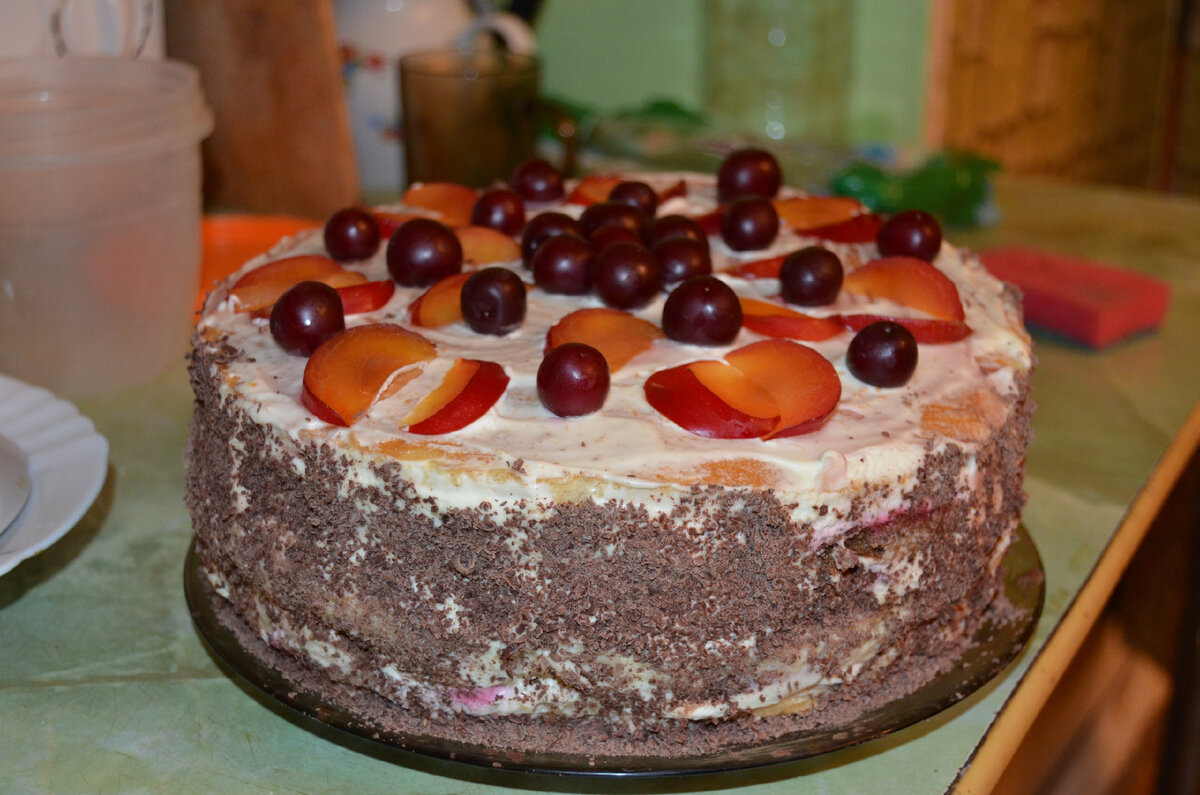 Мой самый первый торт😂Тут покупные коржи) Ещё в общаге, на день рождения молодого человека)