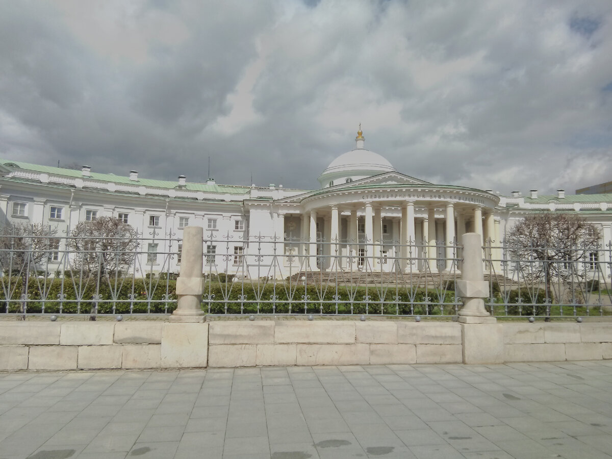 Странноприимный дом Шереметевых на Сухаревской площади, центральная часть-Троицкий храм. Фото автора.