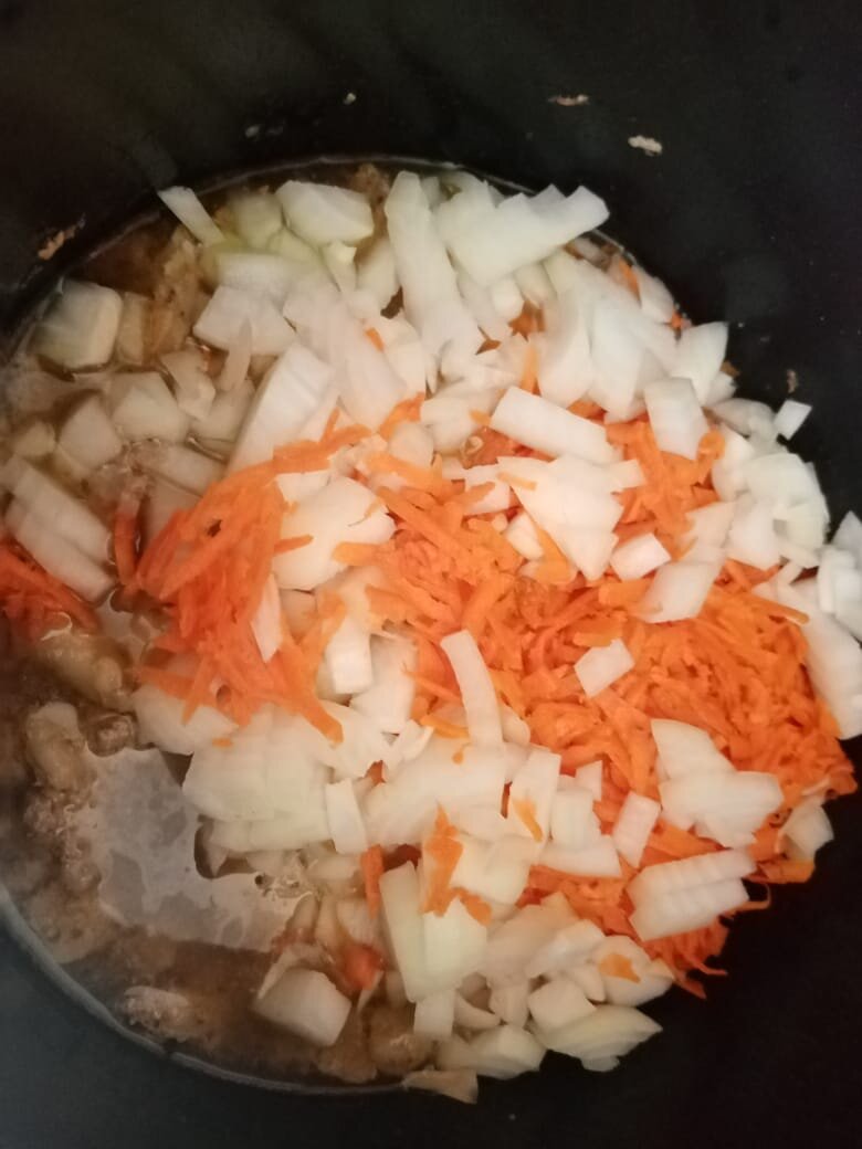 в чашу мультиварки наливаю растительное масло,кладу  порезанное кубиком мясо,ставлю режим мультиварки на ЖАРКА/МЯСО на 5 минут С открытой крышкой.