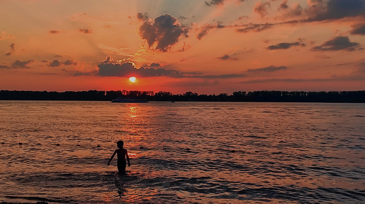 Закат на городском пляже в Самаре