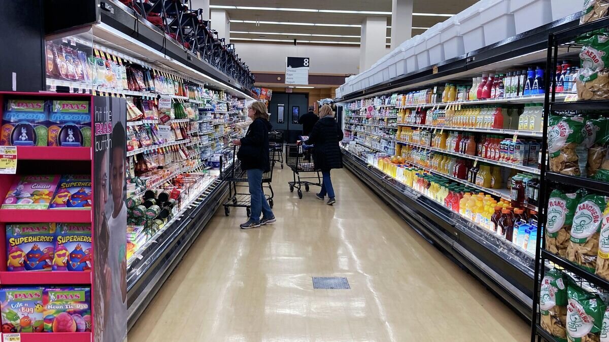    Покупатели в продуктовом магазине на Маунт-Проспект, штат Иллинойс, США© AP Photo / Nam Y. Huh