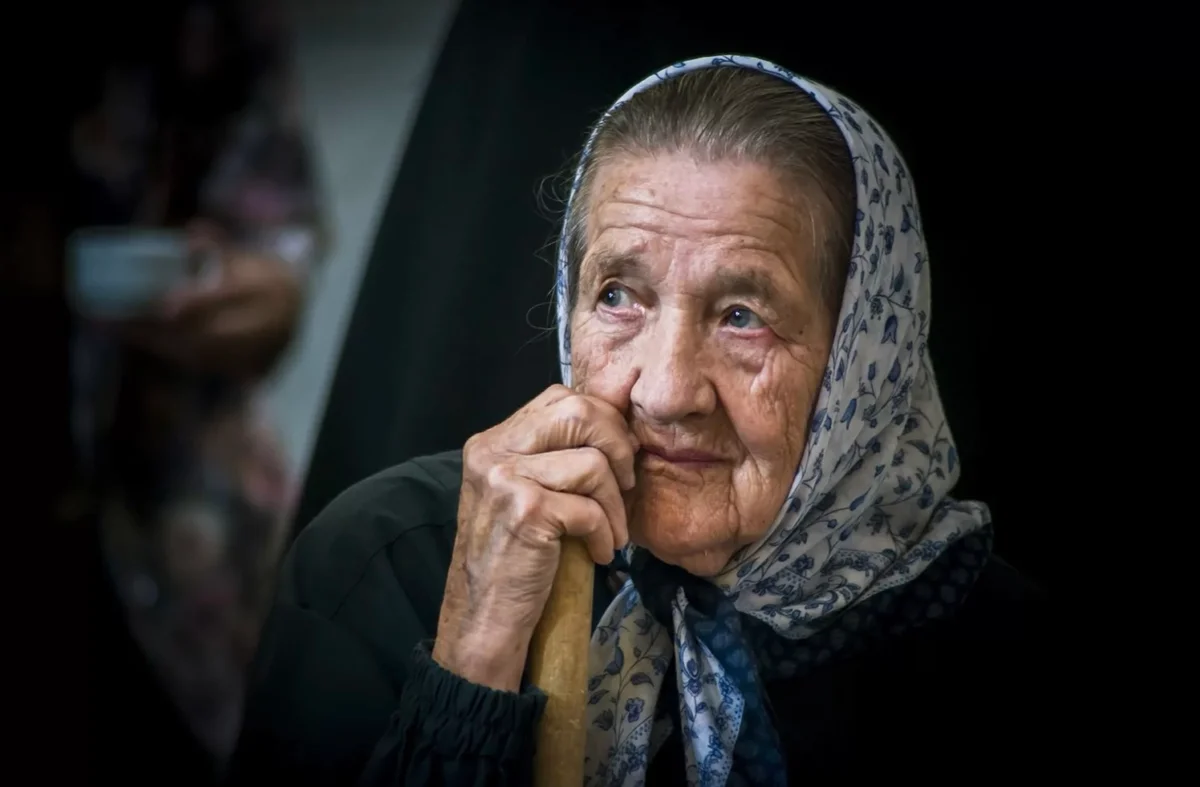 Ба бабушка. Старушка в храме. Православная бабка. Бабушка молится. Бабуля в церкви.