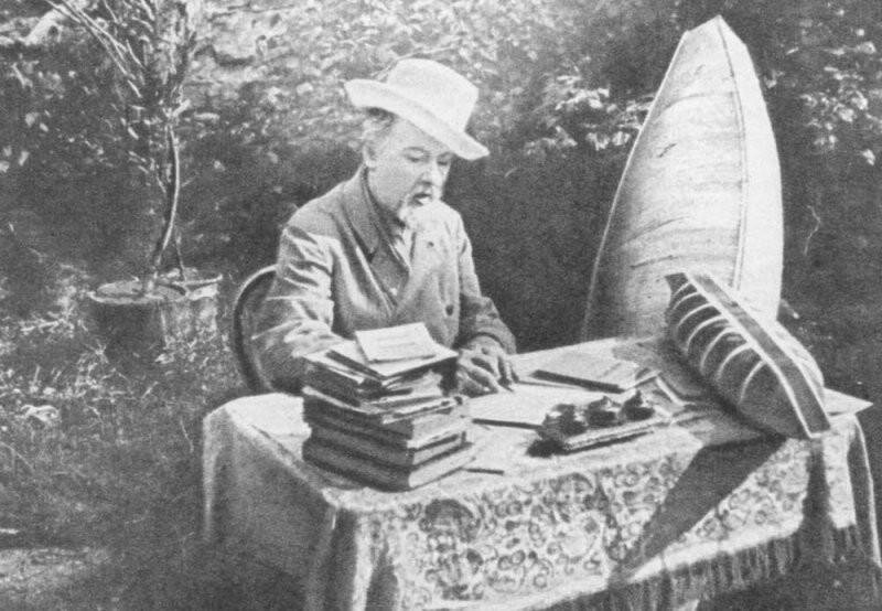 Константин Циолковский за работой. 1932 г. Источник фото: https://imperhans.ru 
