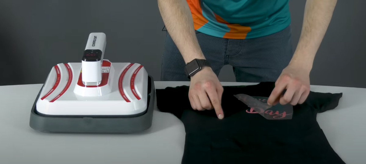 Фотография 6. Удаляем защитную пленку с отпечатка на сублимационной бумаге