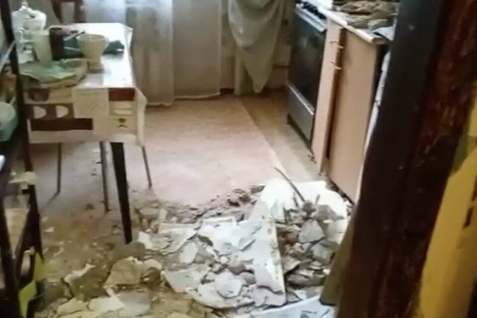     Потолок обрушился в квартире на Рабфаковской улице в Петербурге  принтскрин видео.