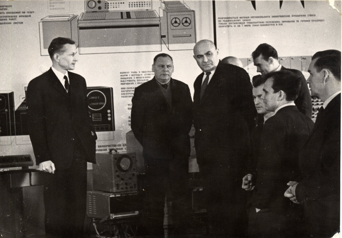 Директор завода "Радиоприбор" М.З.Котляревский (в центре) и сотрудники завода в павильоне Выставки достижений народного хозяйства Украины, где демонстрировался компьютер "Днепр". Слева главный конструктор компьютера Б.Н.Малиновский. Стиву Джобсу в этот год исполнилось аж 8 лет))