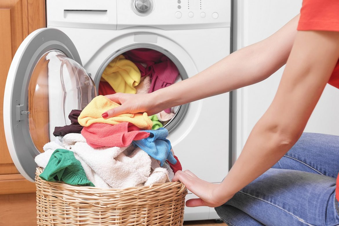 Se hai una famiglia numerosa, fare il bucato richiede molto tempo. Per cominciare, devi ordinare gli articoli, disporli per colore e tipo di tessuto e rivoltarli.-4