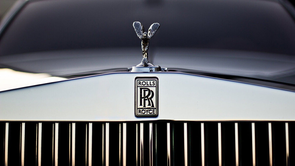    " Эмблема Rolls-Royce на радиаторной решетке автомобиля© flickr.com / Hernán Piñera