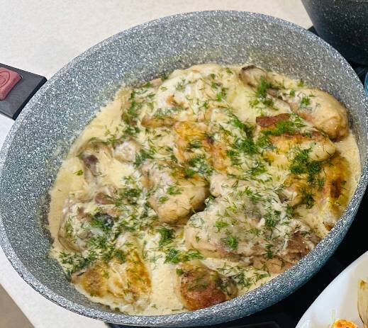 Обжарить курицу до корочки и убрать со сковороды. Тут же обжарить лук, нарезанный полукольцами (2-3 луковицы). К луку добавить 1-2 ст.л. муки, перемешать и развести водой (1.5-2 стакана). Добавить 100 гр. сметаны (20-25% жирностью). Соус варить 5 минут, помешивая, до загустения. Посолить, поперчить. Положить обжаренную курицу в соус и потушить все вместе 20-25 минут. Напоследок посыпать зеленью.