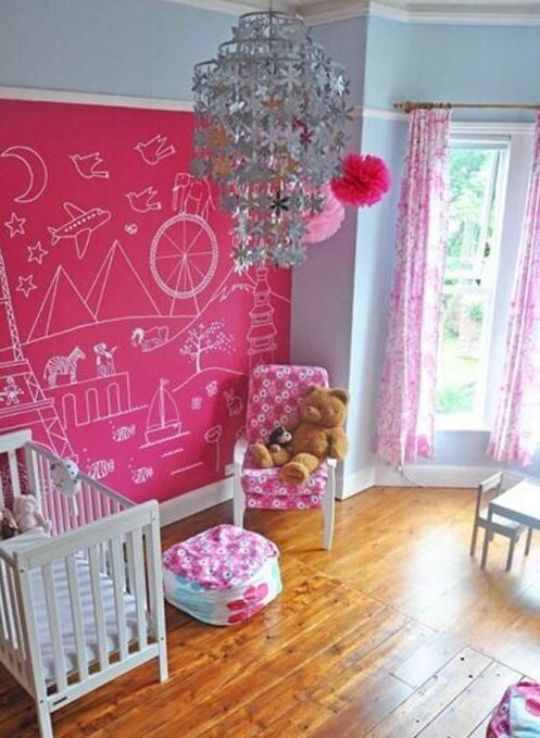 Доска для рисования в детской комнате