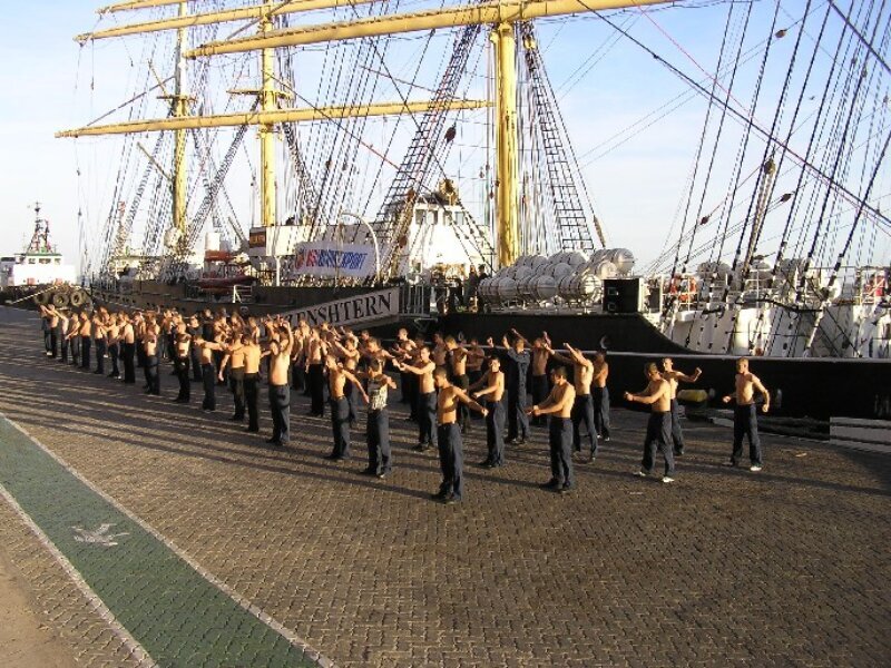 Вторая кругосветная экспедиция барка "Крузенштерн" (2005 - 2006 годы). Зарядка курсантов в Монтевидео (Уругвай). Фото Калинина Вадима Сергеевича. http://samlib.ru/img/k/kalinin_w_s/kp/pb121548.jpg