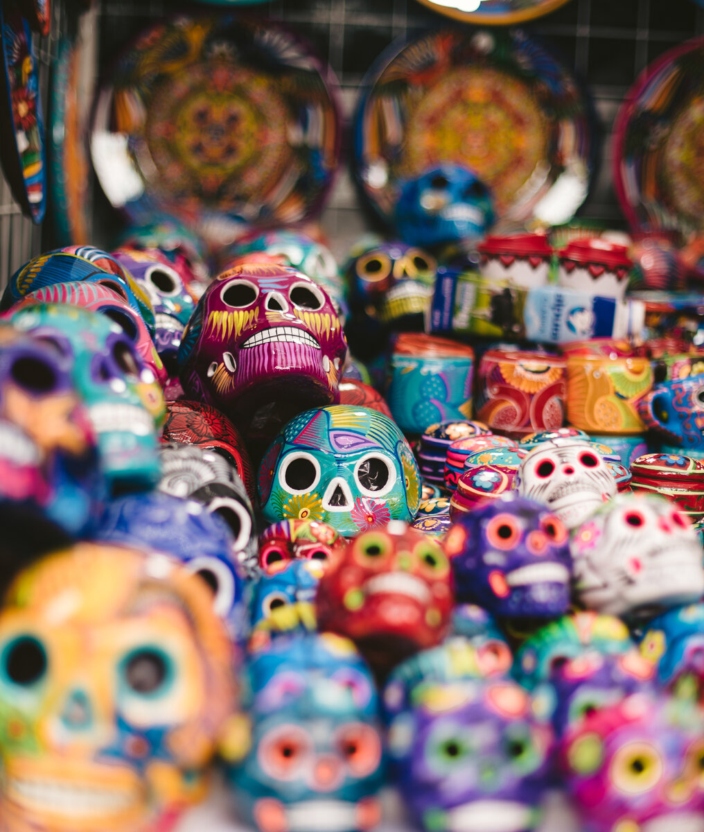 Colorful skulls for sale in Mexico City during Día de los Muertos. Foto de Jeremy Lwanga on Unsplash