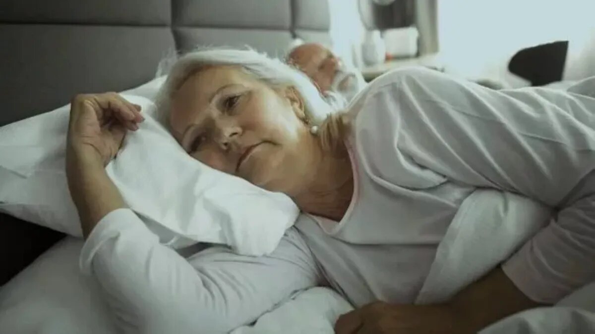 Проблемы со сном могут быть признаком деменции (Изображение: Гетти)