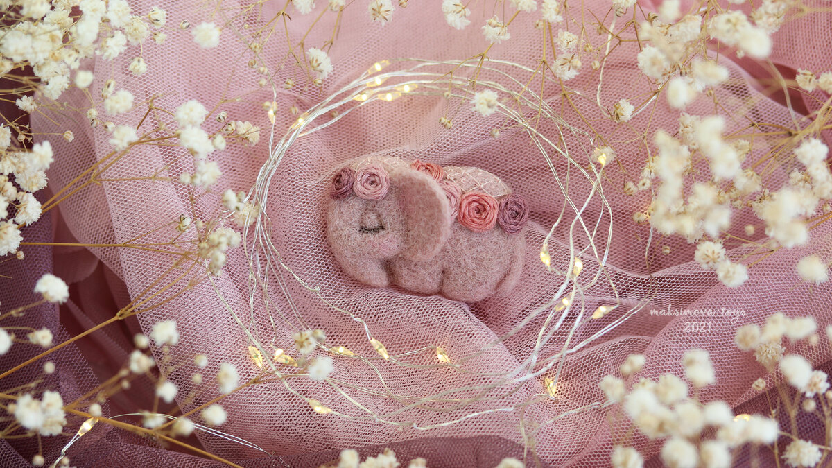 мк брошка Слоник "Сладкие сны" поражает своей нежностью и изяществом. Она готова украсить вашу одежду и стать символом мудрости и доброты.