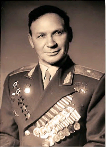 на фото - дважды Герой Советского Союза генерал-майор авиации                 Владимир Константинович Коккинаки