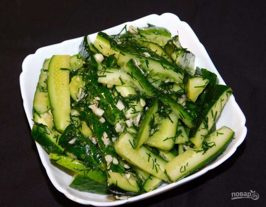 Огурцы закуска. Закуска с огурцом. Огуречная закуска. Закуска из огурцов. Закуска огурцы с чесноком.