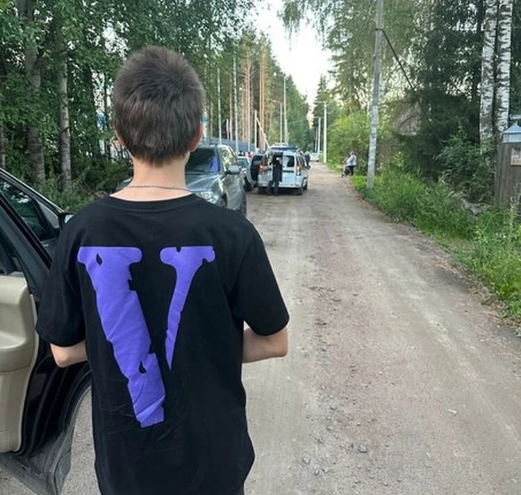 Приезжим подросткам не понравилась эта футболка Егора с буквой V. Фото: vk.com/yanino_ads 
