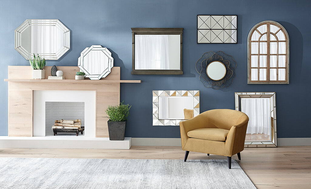 Зеркала разных размеров на стене