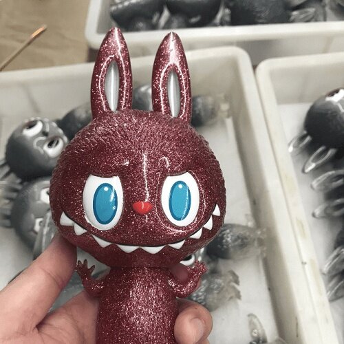 Лабубу в процесе окраски