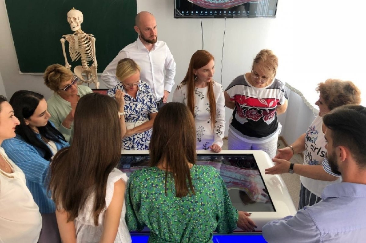    Анатомический стол длиной два метра позволит подробно изучать строение человека в любой аудитории.