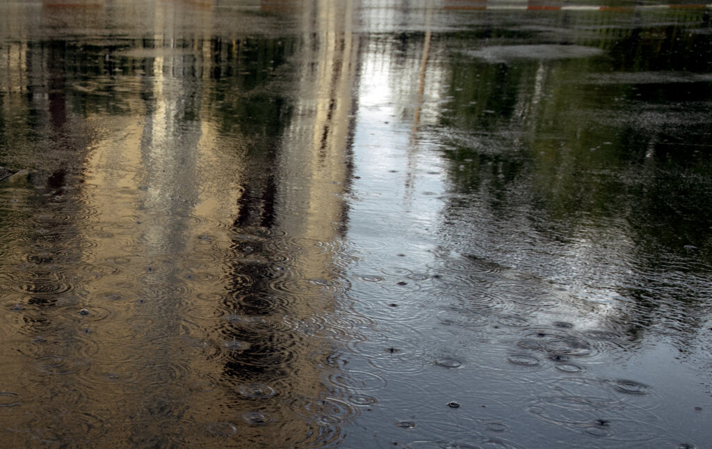    Жители Сургута жалуются на большие лужи возле школы №20