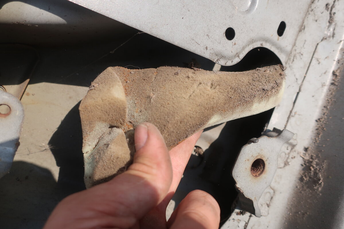 поролон в стойках