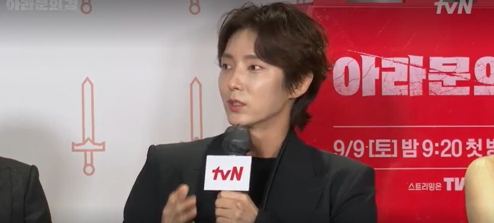 Джунечка с серьезной миной разъясняет разницу между Сайей и Ынсомом