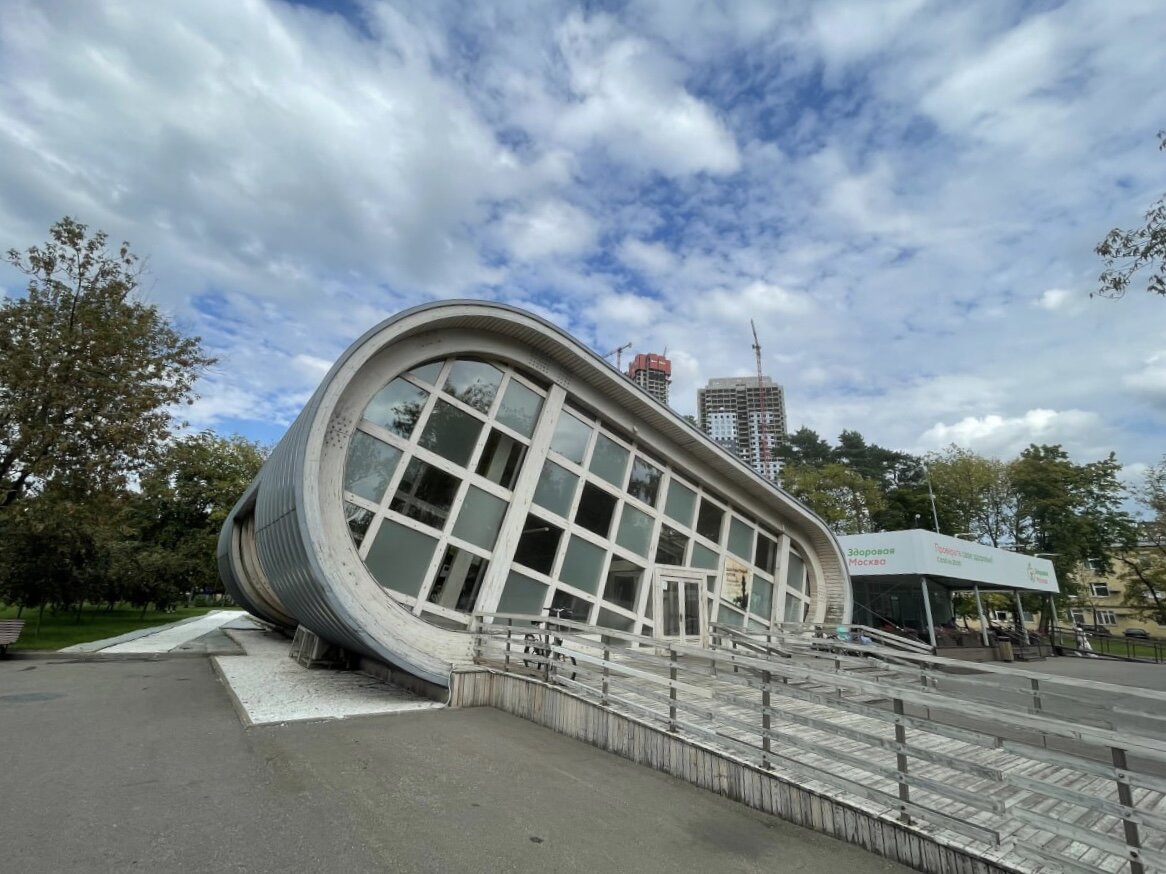 Шахматный клуб расположен в северной части территории. Фото автора 