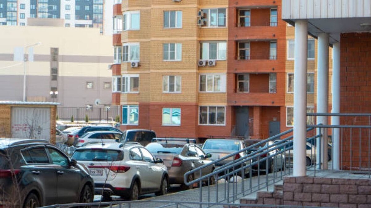 Ксюша отказывалась верить в то, что женская дружба не существует. А ещё 
в то, что после 30 лет друзей завести нельзя.   В жизни Ксюши была совершенно стандартная ситуация.-2