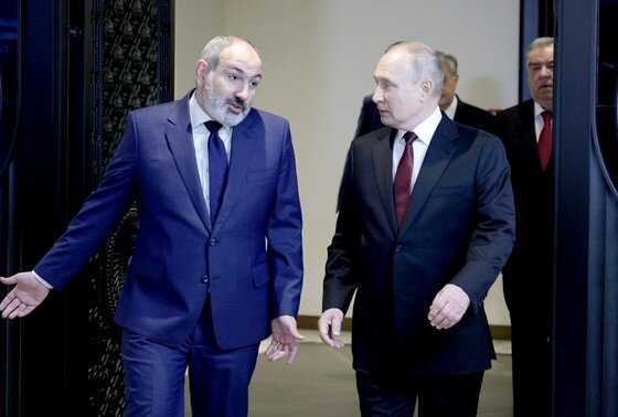    Владимир Путин с премьер-министром Республики Армении Николом Пашиняном перед началом заседания Совета коллективной безопасности ОДКБ в узком составе