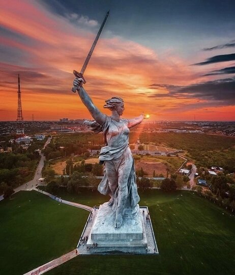 Статуя "Родина-Мать зовёт" на Мамаевом Кургане. Изображение с сайта https://bangkokbook.ru/galereya/mamaev-kurgan-i-statuya-rodiny-materi-88-foto.html 