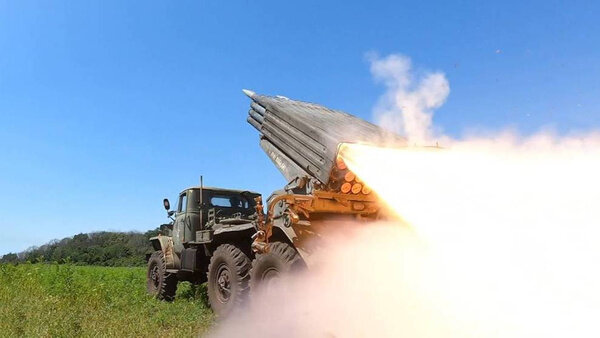 РСЗО "Град" Западного военного округа во время боевой работы в зоне проведения специальной военной операции на Купянском направлении. Обложка © ТАСС / Пресс-служба Минобороны РФ