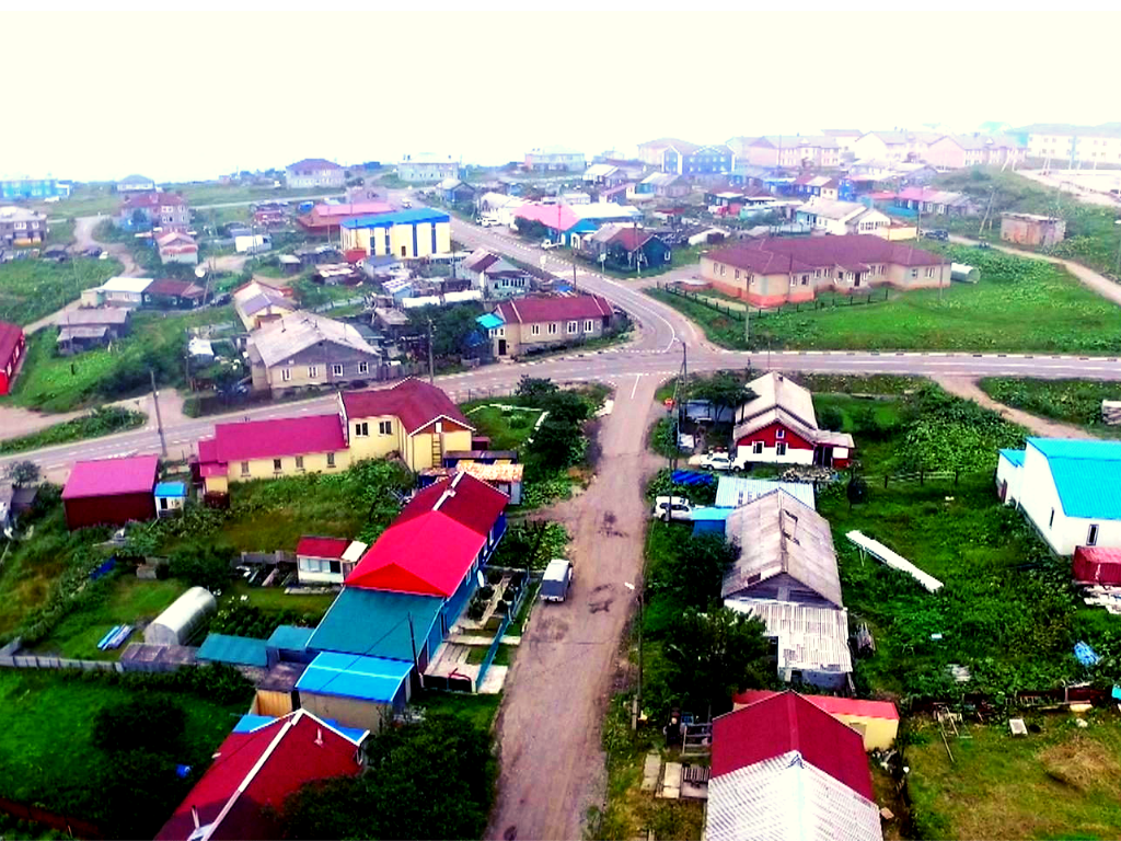 Южно курильск купить. Кунашир Южно Курильск. Центральная площадь Южно-Курильск. Посёлок городского типа Южно-Курильск. Остров Кунашир Южно Курильск.