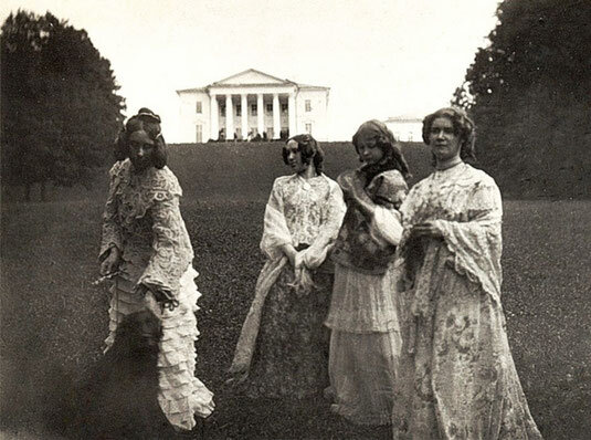 1904 год, усадьба Введенское, Елена Мусатова (сестра художника) и другие дамы позируют ему. На фото видно, что платья дам - скорее театрализованные, а не подлинные старинные роброны. Однако и эти платья сильно отличаются от того, что носили в то время. Основных отличий два: прически и силуэт.