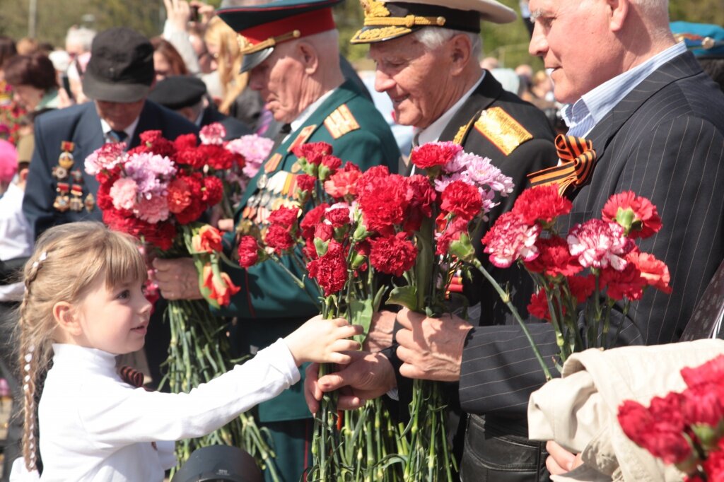 Дети дарят цветы ветеранам рисунок