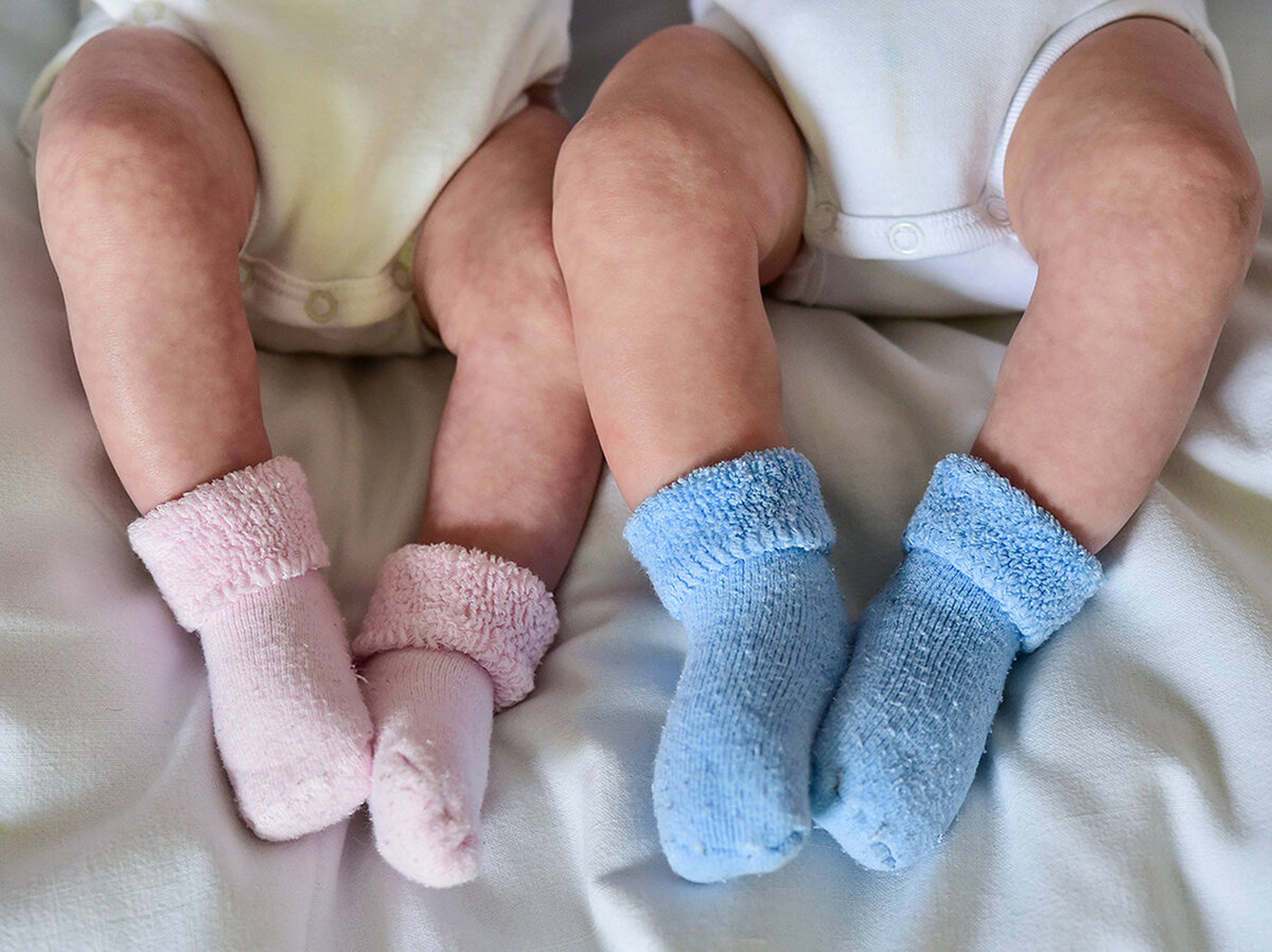 Ножки младенца в носочках
