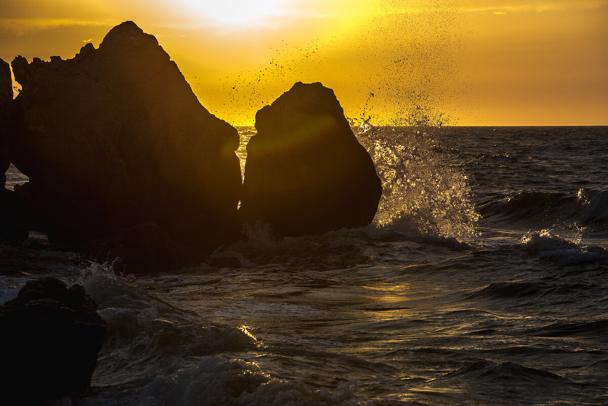 Я же уже несколько лет для себя определил комфортные места отдыха на Азовском море полуострова Крым.
Многие уже слышали выражение - Генеральские пляжи, расположенные на территории Караларского ландшафтного парка.
Места действительно очень красивые, не тронутые цивилизацией и подходят для отдыха только настоящих путешественников, предпочитающих палаточный вариант или, как я, автокемпинг.

Добраться до Караларского парка можно через посёлок Курортное из Керчи или с противоположной стороны - из посёлка Золотое. Третий вариант - из Багерово или Чистополье мне не нравится.