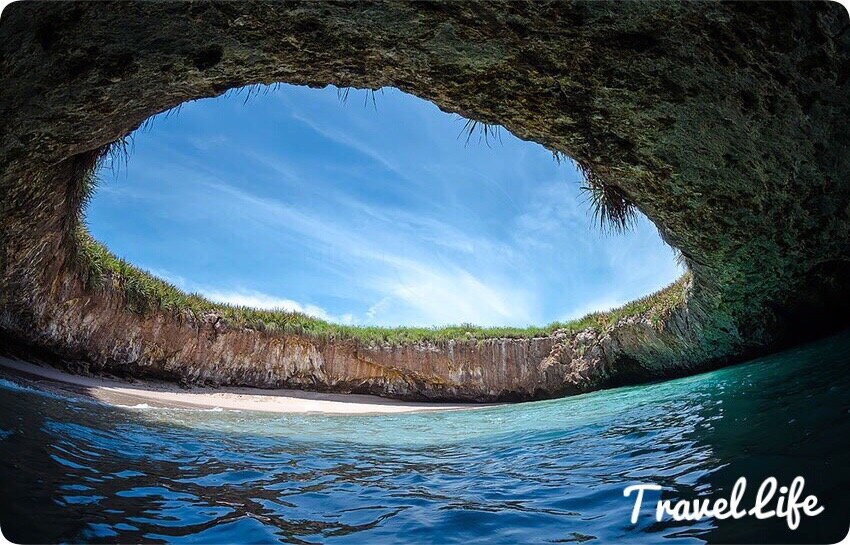 Пляж любви находится на необитаемом острове.