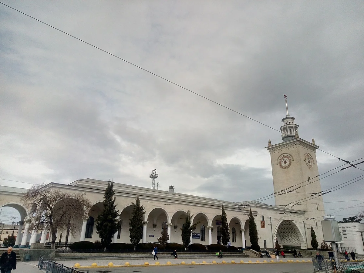 Вокзал Симферополь. Железнодорожный вокзал Крым. Вокзал Симферополь-пассажирский 2022. Башня Симферополь Железнодорожный вокзал.