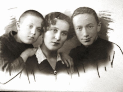 Аркадий, Анна Ивановна и Алексей Смирновы. Фото sobesednik.ru