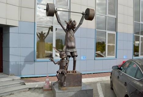 А здесь Волк и Заяц вместе.  Так и ждешь когда сядет бабочка на штангу к Волку. Зайцу, тогда не позавидуешь.