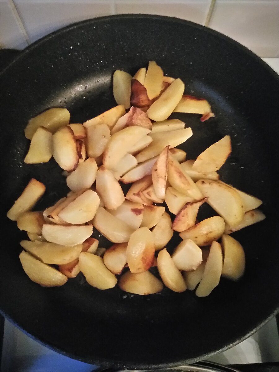 Жареная дольками картошка на сковороде 