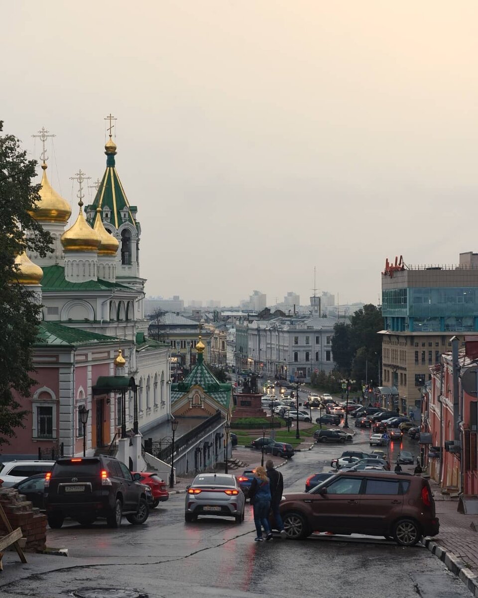 Дождь только что прекратился. Люди осмелели и как переспелые сливы высыпались на древние улицы.