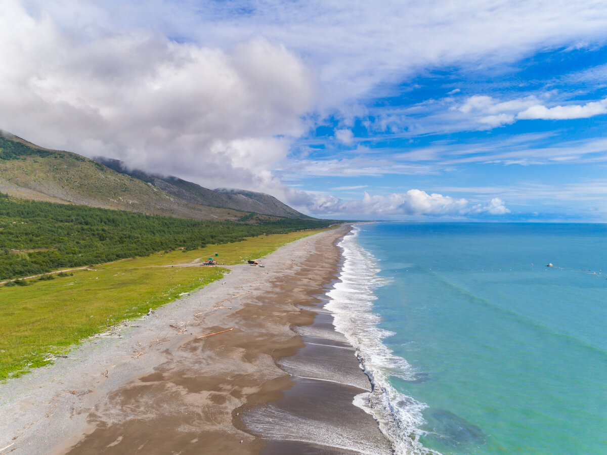 Какое море пройти. Охотское море Магадан. Сахалин побережье Охотского моря. Магадан побережье. Охотское море Магадан фото.