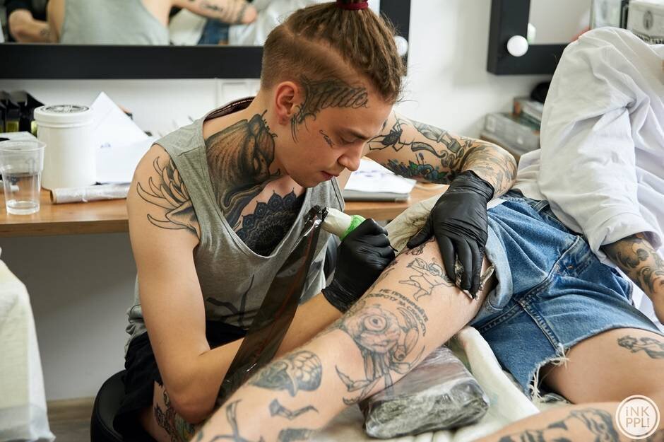 Во­ло­год­ский ре­корд­смен книги ре­кор­дов Гин­не­са, тату-​мастер Алек­сандр Кот рас­крыл сек­ре­ты своей ра­бо­ты.
