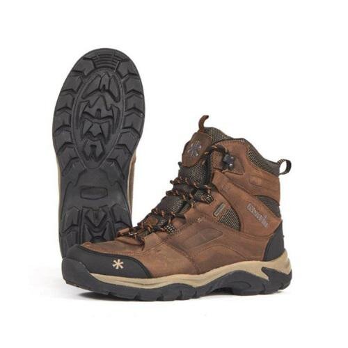 Треккинговые ботинки зачастую являются оптимальным выбором для береговой рыбалки