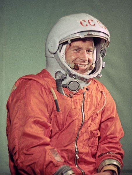 Герман Титов был первым в мире, кто провел в космосе больше суток, первым кинооператором в космосе, первым, кто спал в космосе. Первым человеком, которого приняли в ряды КПСС, пока он находился на околоземной орбите...