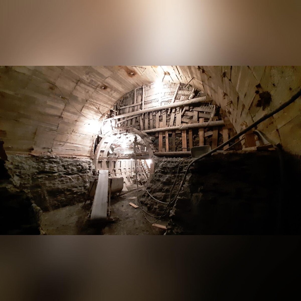 На второй фото: монолитный участок группы камер съезда (ГКС 4) в которую входит один из тоннелей.