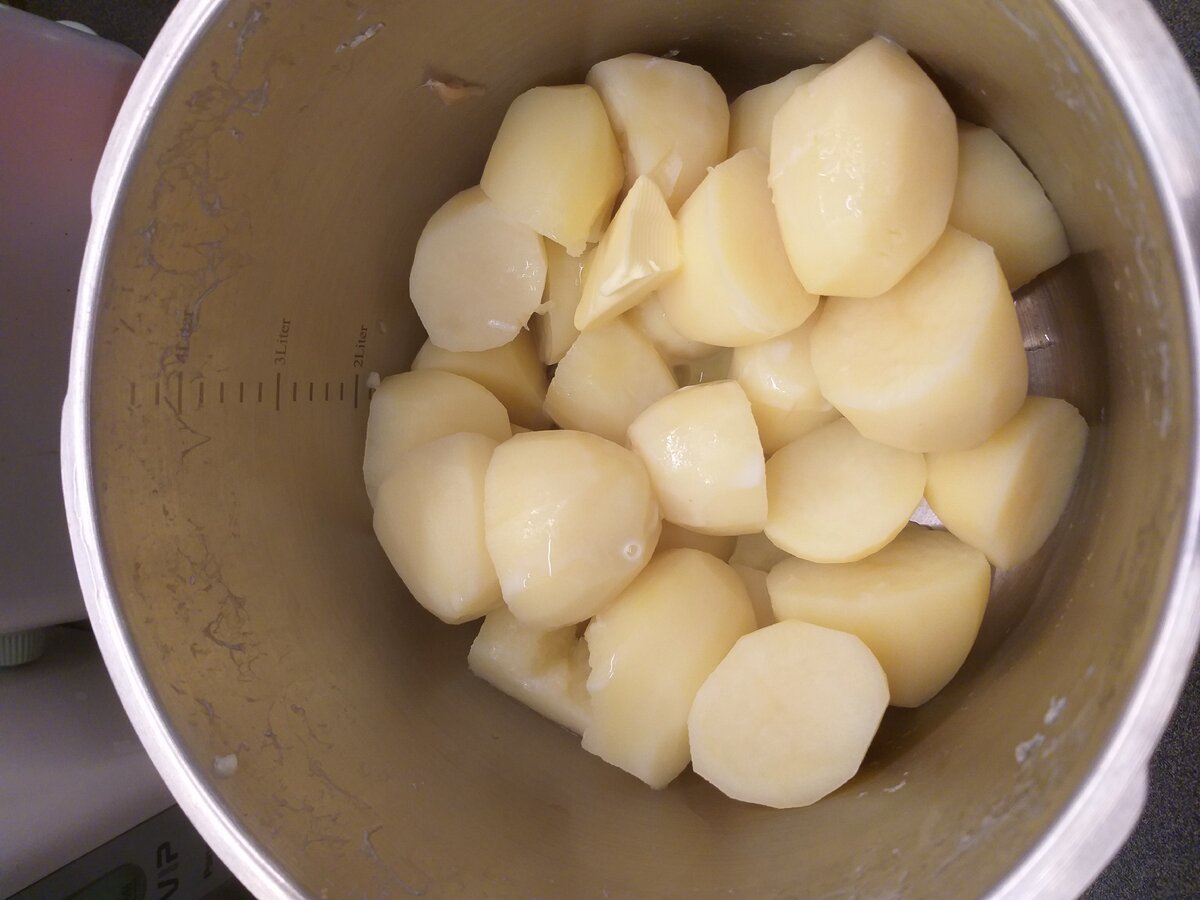 отварной картофель,масло,яйцо